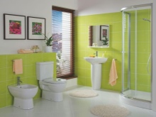 Zelena kopalnica z rumenimi brisačami